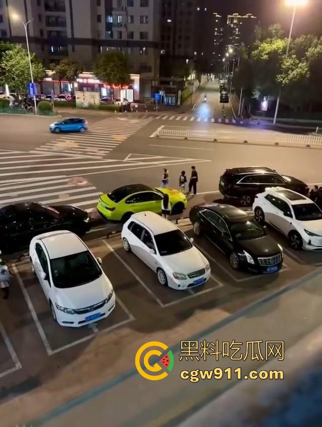 疑是宝马最新配色涂装？福清宝马渣男脚踏多船被发现，多名女友上门给其车改装，还别说这配色还行！-1