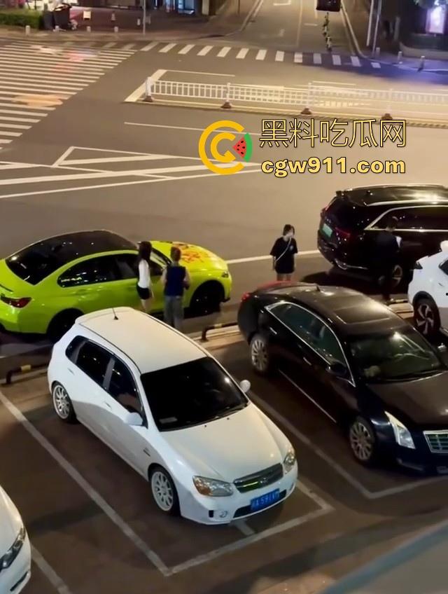 疑是宝马最新配色涂装？福清宝马渣男脚踏多船被发现，多名女友上门给其车改装，还别说这配色还行！-2