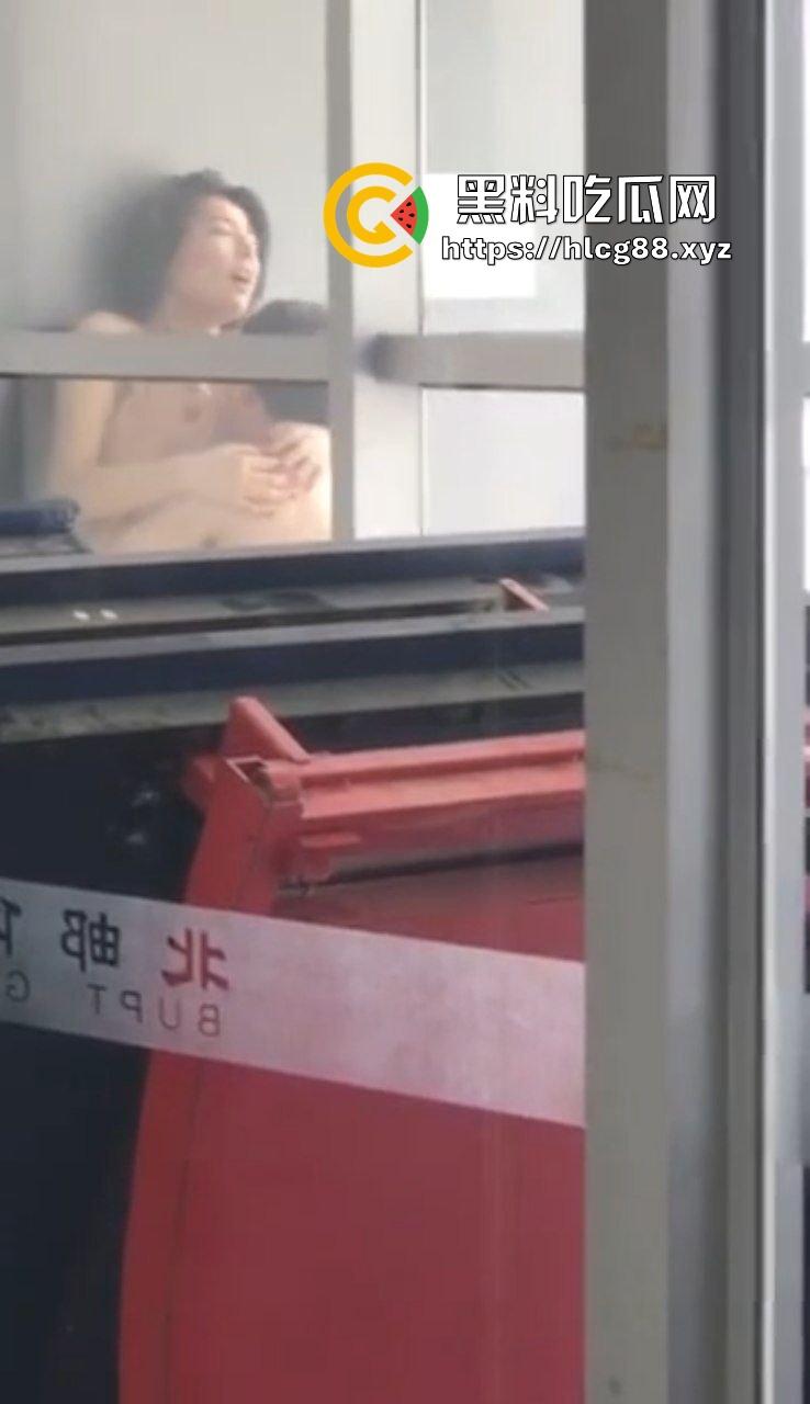 北邮体育馆刺激战场！饥渴难耐小情侣脱衣激情热吻做爱，各种猛吸猛舔恨不得把对方吃掉！-6