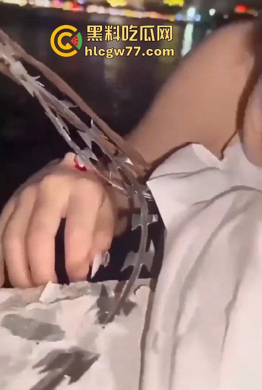一对男女在三亚打野战翻墙出事了 女子被铁丝网钩住 消防救援到场 真是笑不活了！-5
