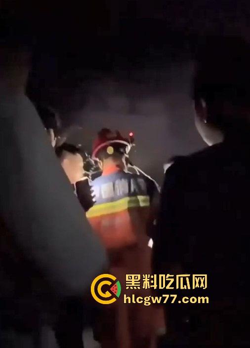 一对男女在三亚打野战翻墙出事了 女子被铁丝网钩住 消防救援到场 真是笑不活了！-6