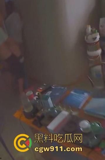 装修材料店铺老板和店员玩刺激偷情，大白天竟在店里玩后入，顾客推门慌忙中断拔屌！-6