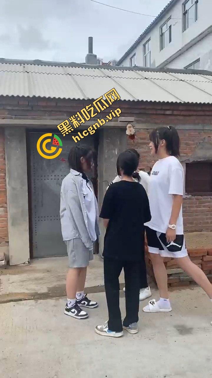 村里小太妹集体霸凌！三人围攻一个，扇来扇去真是无法无天-2