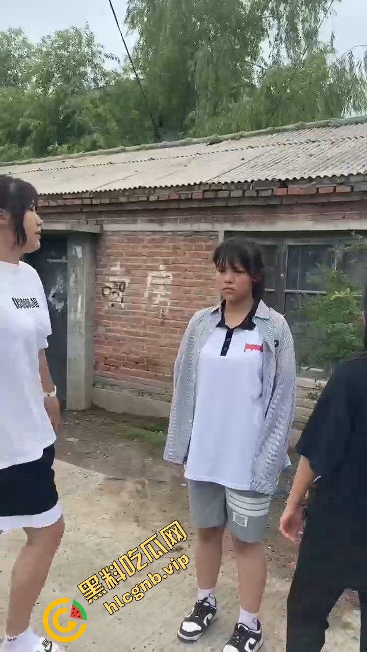村里小太妹集体霸凌！三人围攻一个，扇来扇去真是无法无天-3