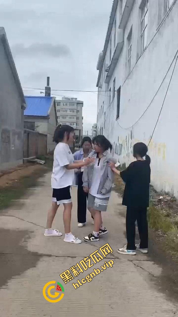 村里小太妹集体霸凌！三人围攻一个，扇来扇去真是无法无天-10