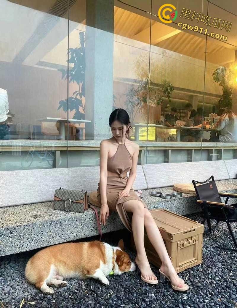 女仆餐厅认识的大一学生妹【刘婉婷】,身穿JK制服白丝约会被拿下，无套后入猛干全射在奶子上！-4