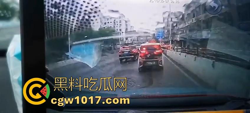 广西柳州市红光大桥发生一起公交车失控事故，多辆车被撞后车体受损，两轮电车驾驶员轻微受伤。-4