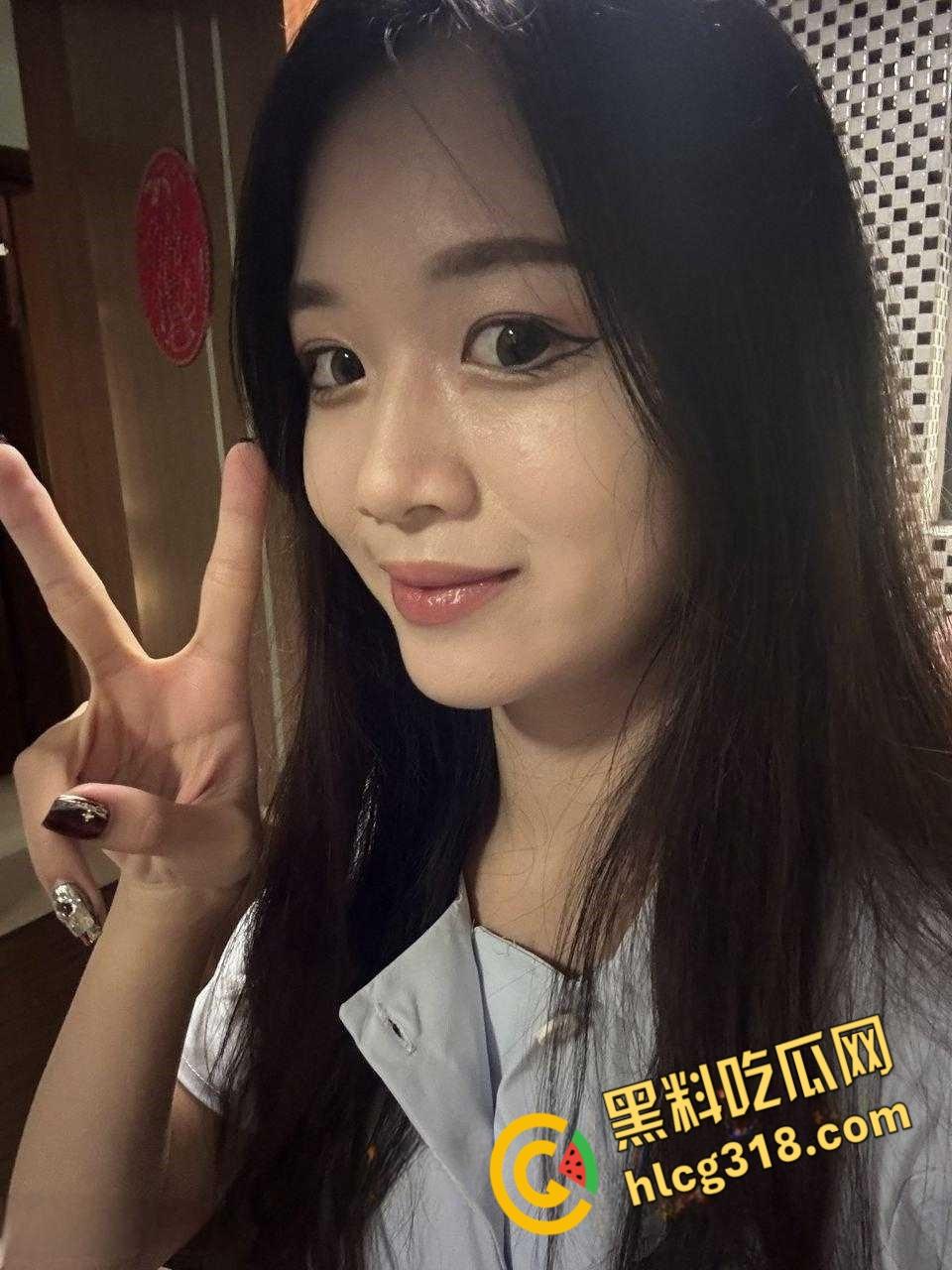 湖南师范大学嫩妹【程鱼菲】，异地恋自慰娇喘诱惑男友，见面骚逼饥渴难耐，私人影院激情沙发后入 !-1