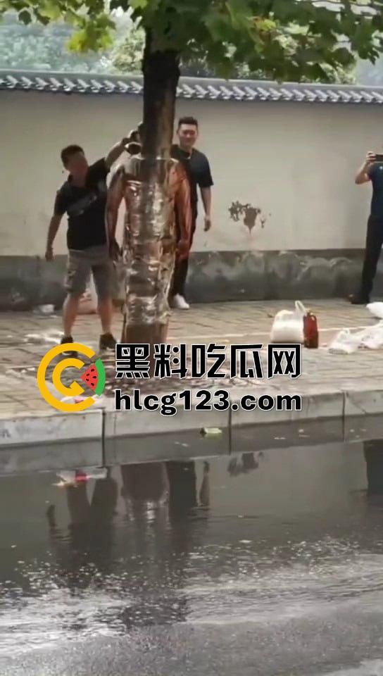 城里人的离谱操作！脱光缠树上撒面粉，这画面简直像缅北逃猪仔被抓！-7