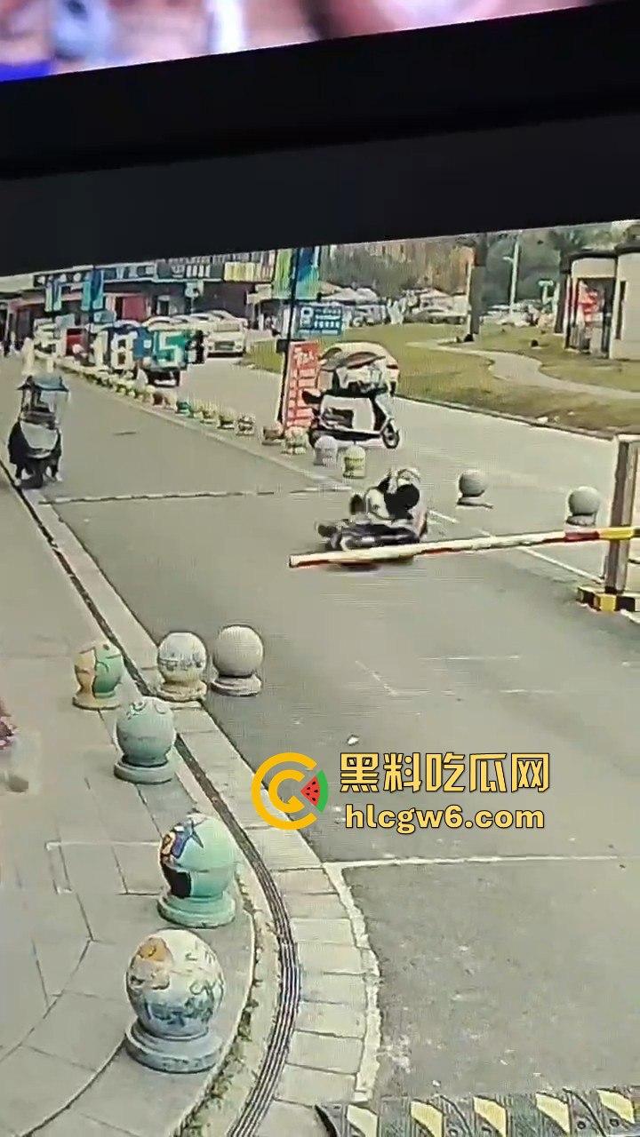 四川学生逃课无证驾驶试驾车！撞石墩脑袋开瓢，出了事不反思反怪学校和车行，家长操作直接让人无语！-9