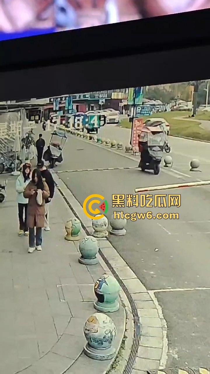 四川学生逃课无证驾驶试驾车！撞石墩脑袋开瓢，出了事不反思反怪学校和车行，家长操作直接让人无语！-10