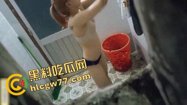 贵在真实！厕所小窗偷拍民宿骚女洗逼日常，扎马步冲穴香得要命，连男的都拍，哥们也忍不住摸镜头！-2