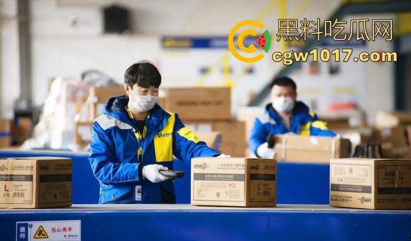 德邦物流野战视频曝光！送快递给少妇送到小树林野战，裤子一扒激情开干，后入打桩猛操边操边笑，麻烦给个好评！-1