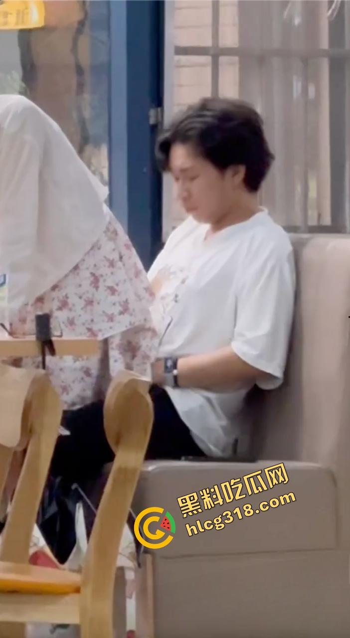 中南民族大学门口SUTAICHA酥太茶店里直接打炮，妹子青天白日坐在鸡鸡上瞄了半天才对准洞口！-8