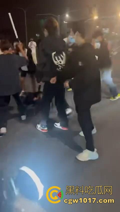 精神小伙街头围殴，骑着鬼火拿着铁棍上来抡，打得满身是学，年轻人打人真的没轻没重的！-1