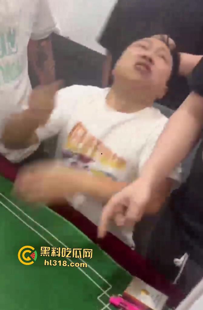 赌桌惊两男子出千被抓，隐形眼镜透视牌面暴露，兄弟被揍成猪头，屎都快打出来了！-2