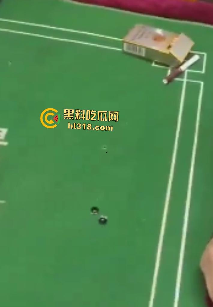 赌桌惊两男子出千被抓，隐形眼镜透视牌面暴露，兄弟被揍成猪头，屎都快打出来了！-7