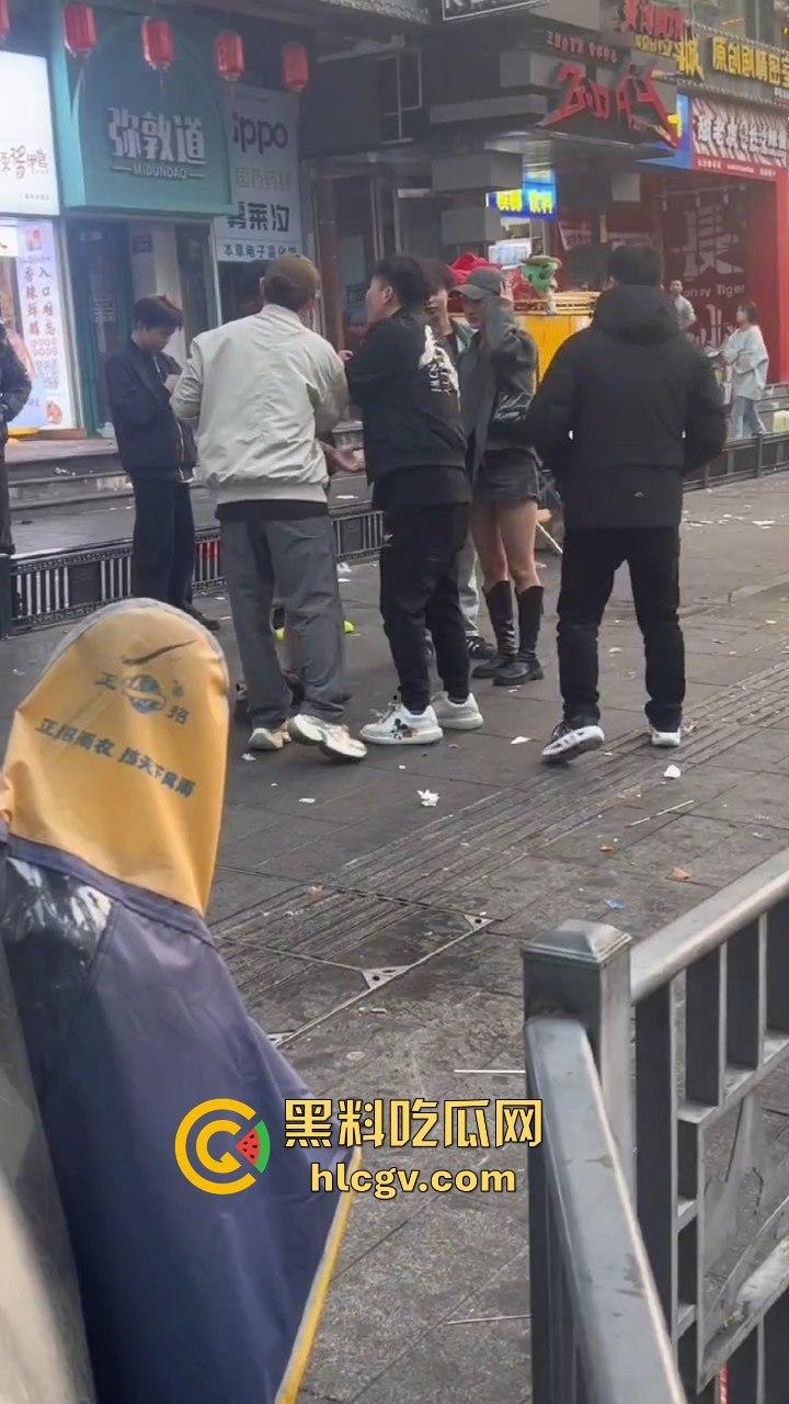 长沙黑皮蛋调戏妇女被当场抓获！以为在中国就能为所欲为，结果翻车了！-7