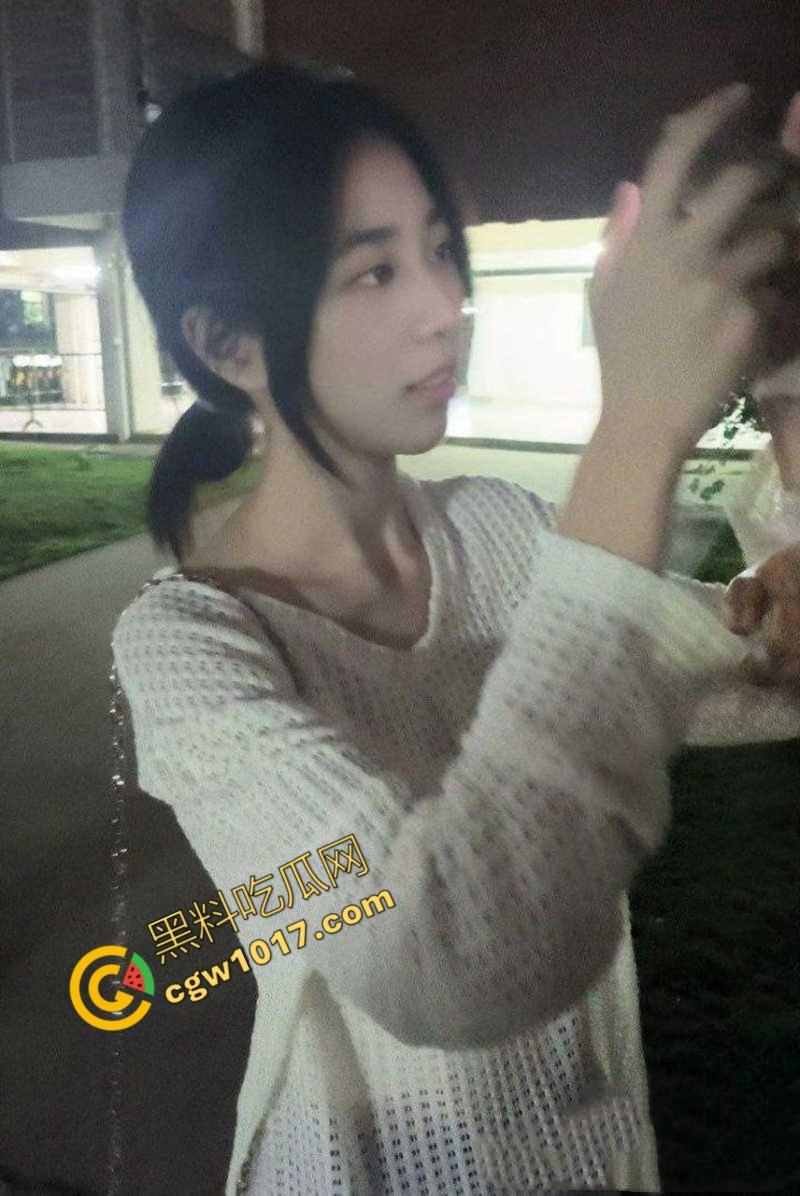 上海极品舞蹈生【杨萧颜】难以抵抗金钱诱惑，堕落为金主性奴，胯下侍奉爆筋肉棒，口技十分了得！-3