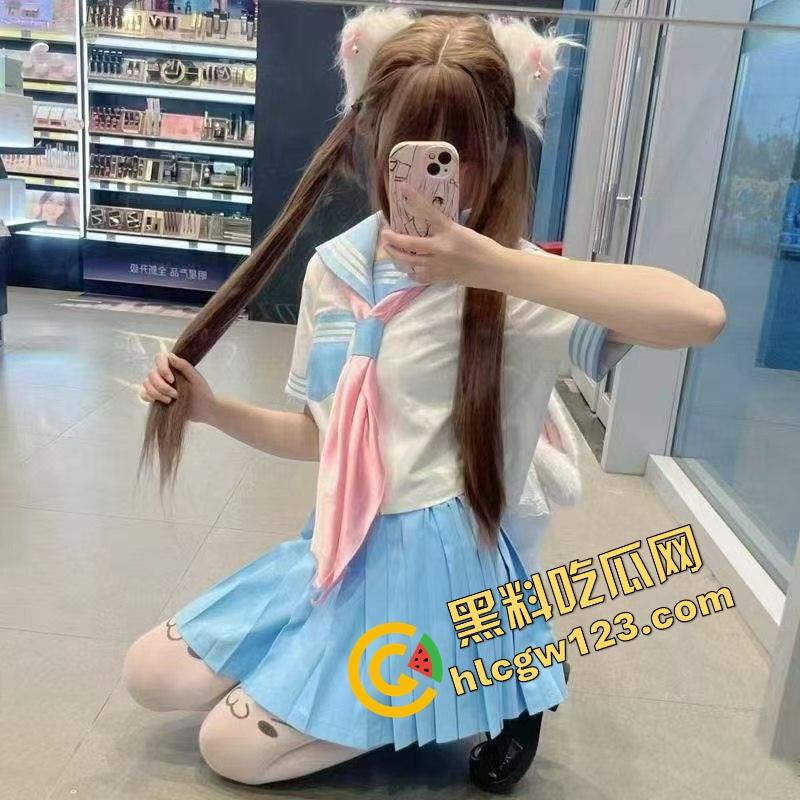 推特骚鸡YH商场试衣间啪啪全程露脸，头摁墙上强行内射，呻吟声大得像在打擂台，屁股拍成红斑图！-1