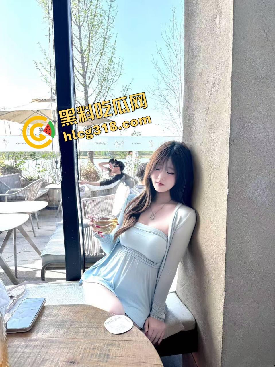 四个骚货互舔互抠开淫趴,四人舌吻湿成一片,鲍鱼对鲍鱼口水拉丝舔到崩溃,黏液四溅我选开胶!-5