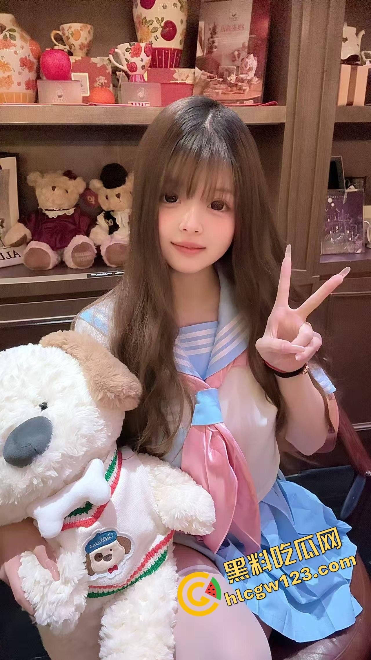 推特骚鸡YH商场试衣间啪啪全程露脸，头摁墙上强行内射，呻吟声大得像在打擂台，屁股拍成红斑图！-3