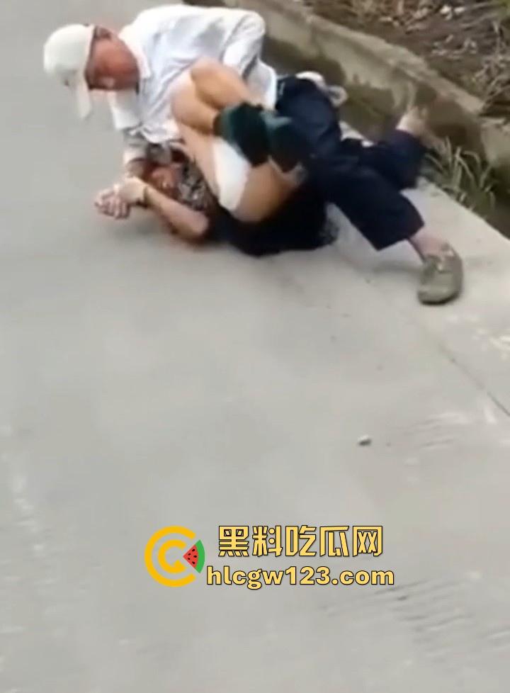 狂热夕阳红当街开干！ 大爷众目睽睽脱光大妈内裤强奸 大爷大妈玩得比年轻人还要过火！-6