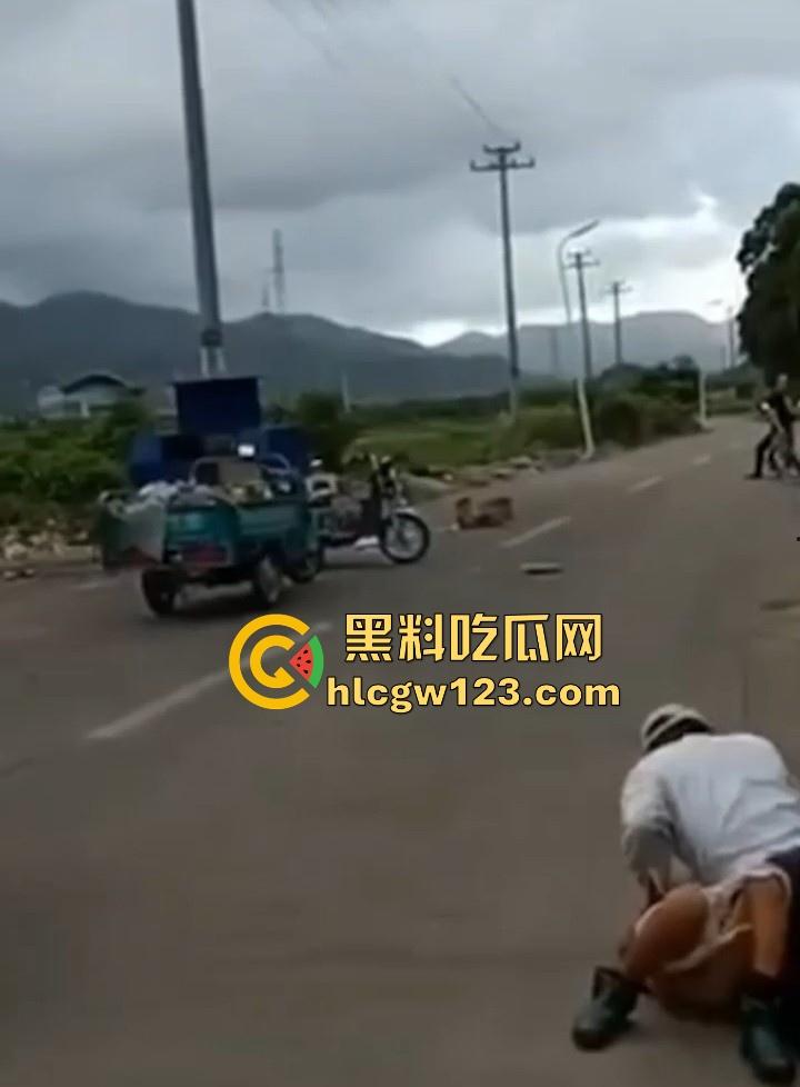 狂热夕阳红当街开干！ 大爷众目睽睽脱光大妈内裤强奸 大爷大妈玩得比年轻人还要过火！-9