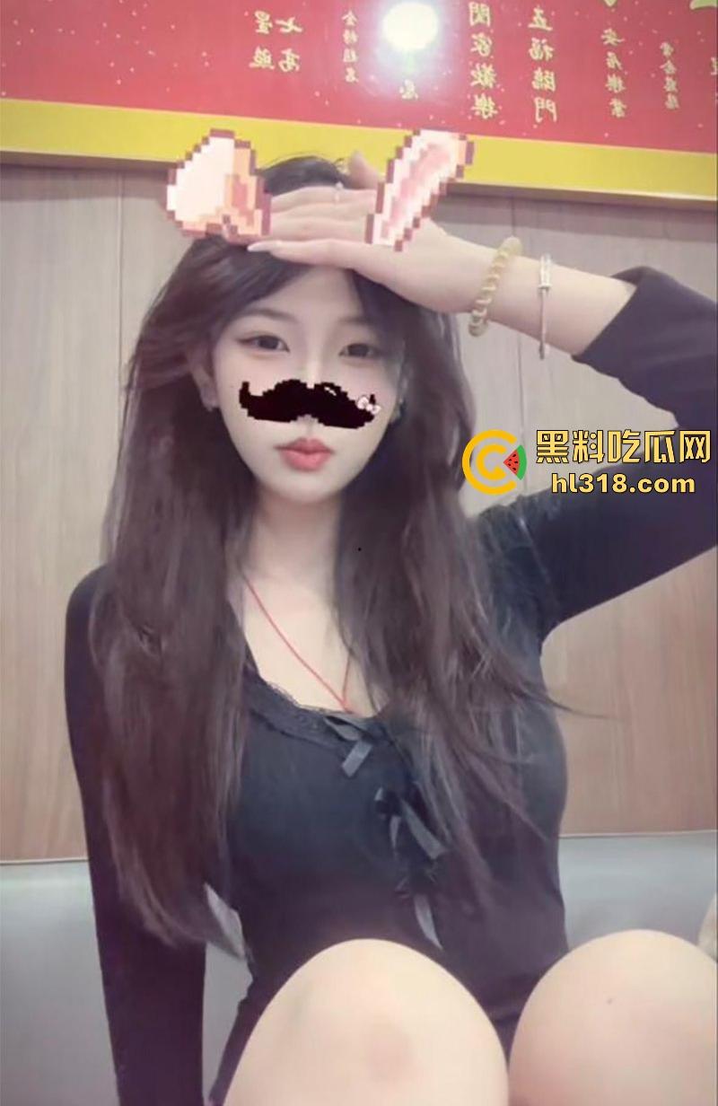 深圳华强北台球助教【钟意萱】约炮聊骚记录流出，巨乳母狗约炮成瘾，身穿性感黑丝被疯狂后入！-4