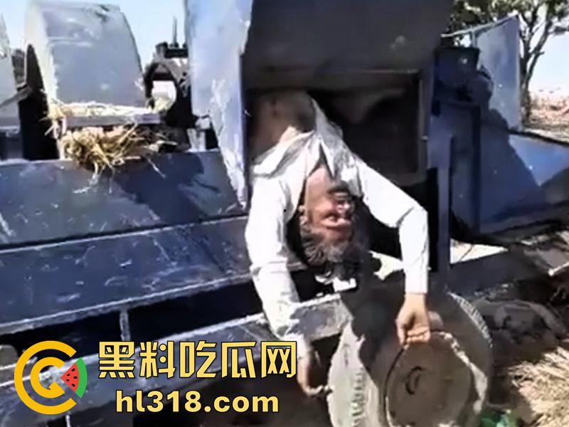印度农场突发事故，男子偷闲抽烟时，遭同伴恶搞吓唬，竟意外卷入收割机，胸部以下被当场碾碎！-3