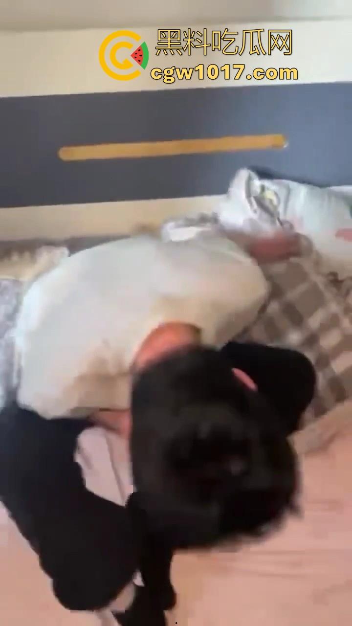 精神小伙上门捉奸！正准备脱裤子开操就遭正牌男友当场捉个正着，拳打脚踢还用菜刀架脖子上！逼没操到被打了一顿！-5