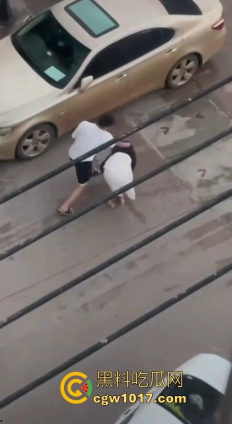 街头白衣猛男当街暴打短裙少妇，猛扯白裙少妇，直接一个过肩摔，把人摔得狗吃屎一样，手中钱散落街头！-3