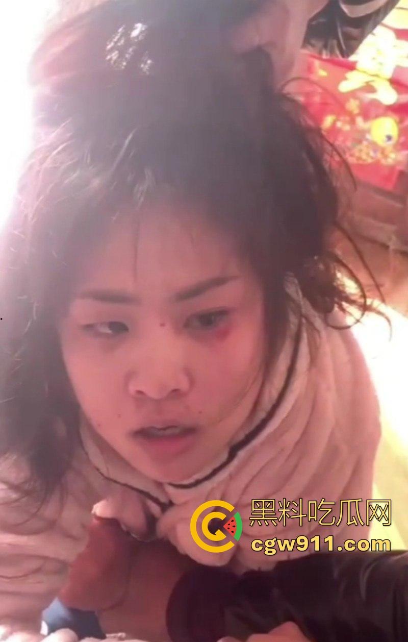 河南洛阳奸夫竟带小三回家偷情，真是猖狂到了极致，被原配携亲友团扒裤子围殴痛扁，嚣张的小三满脸不忿！-4