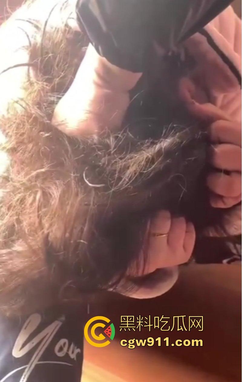 河南洛阳奸夫竟带小三回家偷情，真是猖狂到了极致，被原配携亲友团扒裤子围殴痛扁，嚣张的小三满脸不忿！-7