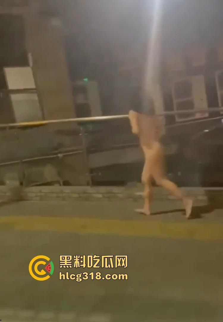 这又是谁定制的户外？郑州市区二七广场惊现裸奔女 微胖巨乳大美女晚上裸奔 这骚母狗还知道捂脸！-7