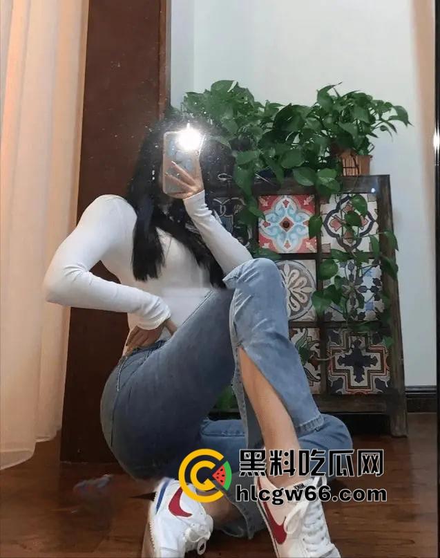 表姐周末在家扭瑜伽被我摁床上猛操到喷汁，裤子一扯浪水淌成河，内衣不穿的贱货嘴上骂滚含屌舔到腿抖-4