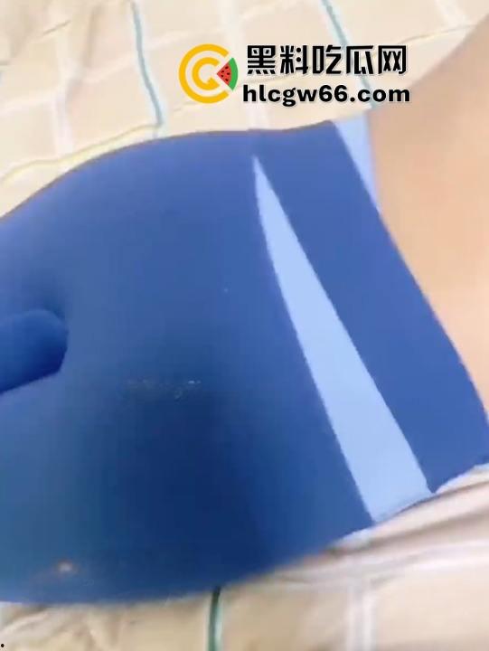 表姐周末在家扭瑜伽被我摁床上猛操到喷汁，裤子一扯浪水淌成河，内衣不穿的贱货嘴上骂滚含屌舔到腿抖-7