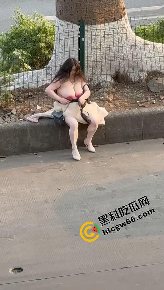 微胖美女整理奶罩全程高能！肉弹战车缓缓启动，这晃动幅度不是谁的内衣都扛得住的！-4