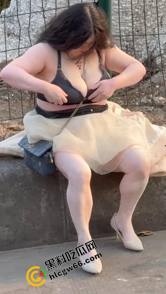 微胖美女整理奶罩全程高能！肉弹战车缓缓启动，这晃动幅度不是谁的内衣都扛得住的！-6