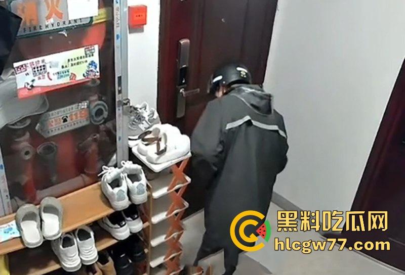 南通拆迁房小区 半夜惊现变态男 蹲守民宅狂舔女户主高跟鞋 五分钟监控视频流出！-7