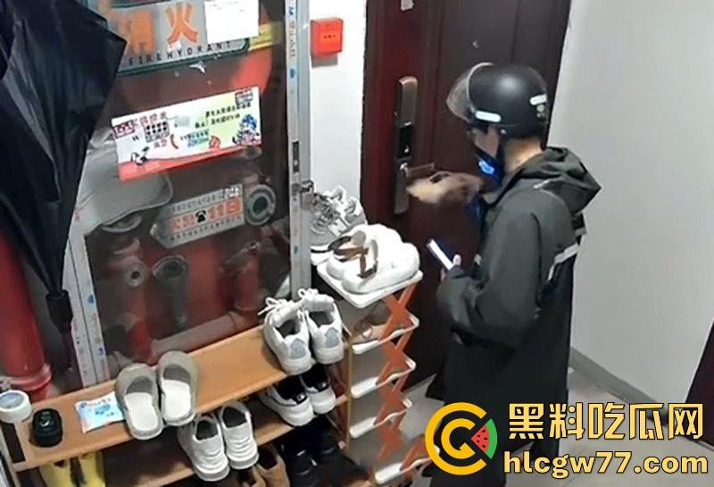 南通拆迁房小区 半夜惊现变态男 蹲守民宅狂舔女户主高跟鞋 五分钟监控视频流出！-9