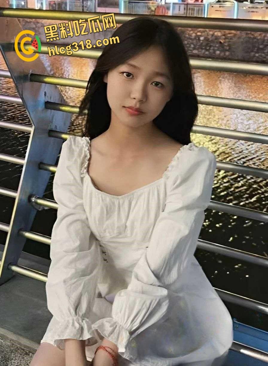 惠州卫生职业【谢楚婷】，暑假跟男同学玩调教，教学楼内露出骚拍真欠操！-6