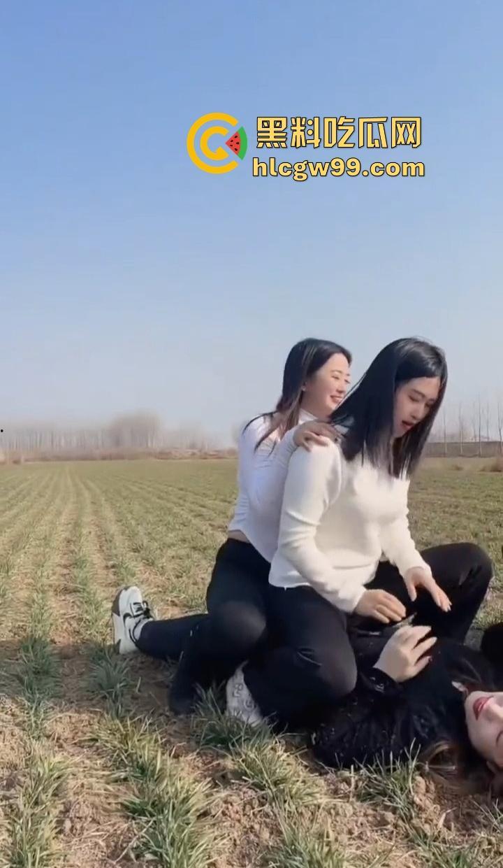 河南新蔡县陈店村的少妇绝了，大长腿性感身材，这娘们太会玩，农村生活比城里还刺激，选谁都香爆了！-7