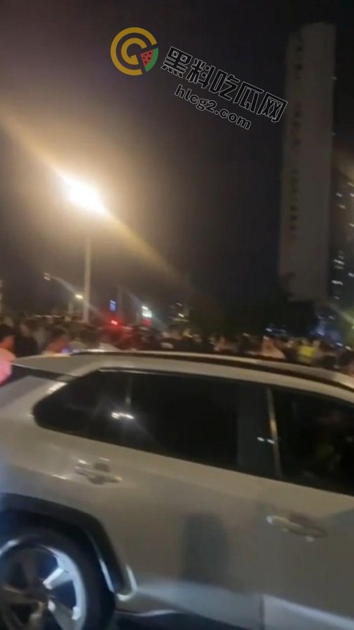 南京“鬼市”风波！城管出动遭摊贩围攻，居民喊话整顿占道经营-4