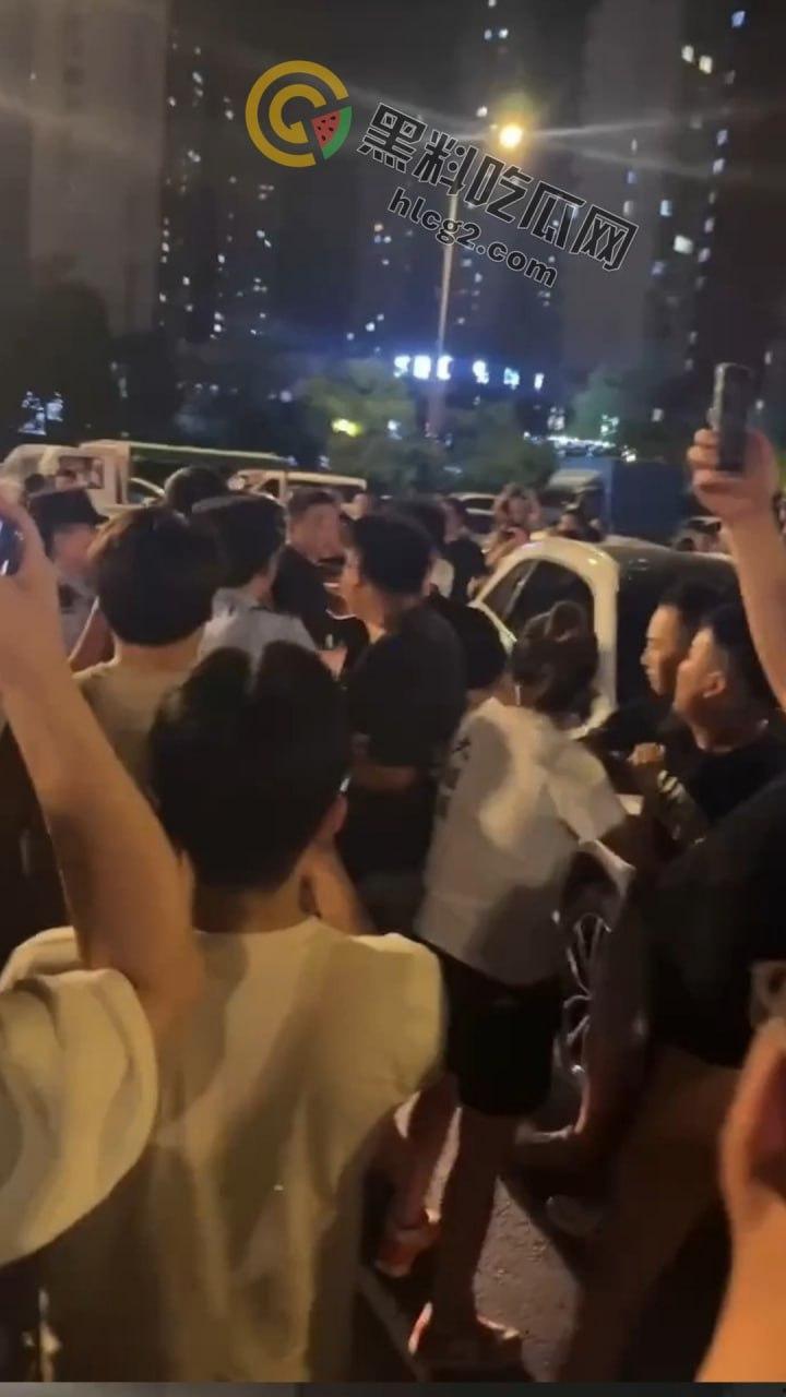 南京“鬼市”风波！城管出动遭摊贩围攻，居民喊话整顿占道经营-6