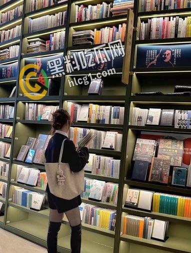 高端泄密流出反差婊极品顔值女神 姜瑜 人前女神 私下贱母狗跪舔屁眼 沦为了富二代男友的性玩物-4