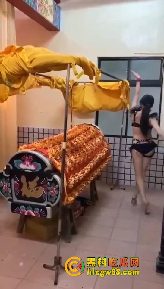 大哥葬礼最后蹦一次？唢呐吹丧比基尼热舞，酒吧风俗直接搬上灵堂，见棺发财诛邪退散！-7