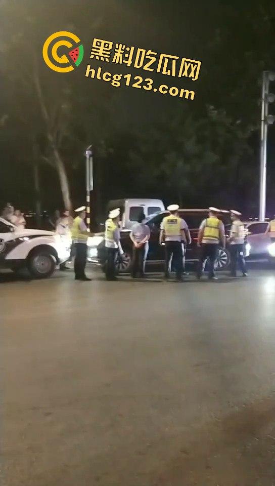 临沂郯城惊现硬核酒驾！司机拒不配合，交警无奈砸玻璃强制处理-1