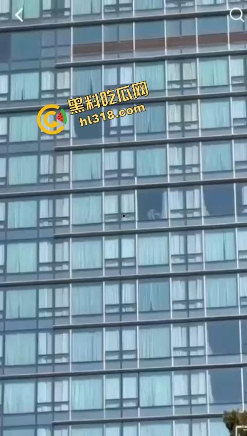 城里人真会玩，玻璃当镜子不够刺激？窗帘都懒得拉，女主直接对着玻璃开车，华为用户一键高清记录！-4