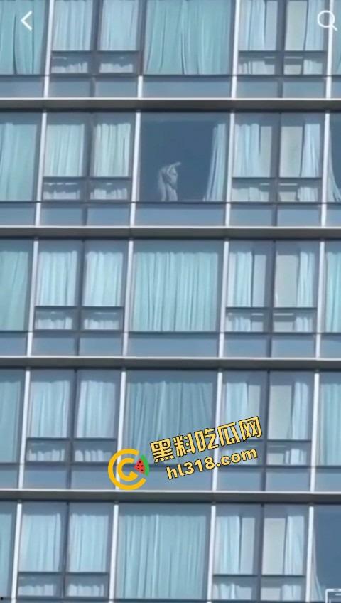 城里人真会玩，玻璃当镜子不够刺激？窗帘都懒得拉，女主直接对着玻璃开车，华为用户一键高清记录！-9